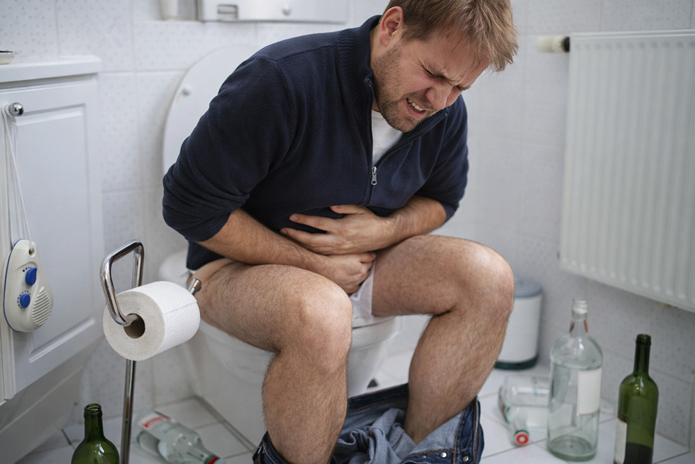 Понос после алкоголя: причины, опасности и что делать