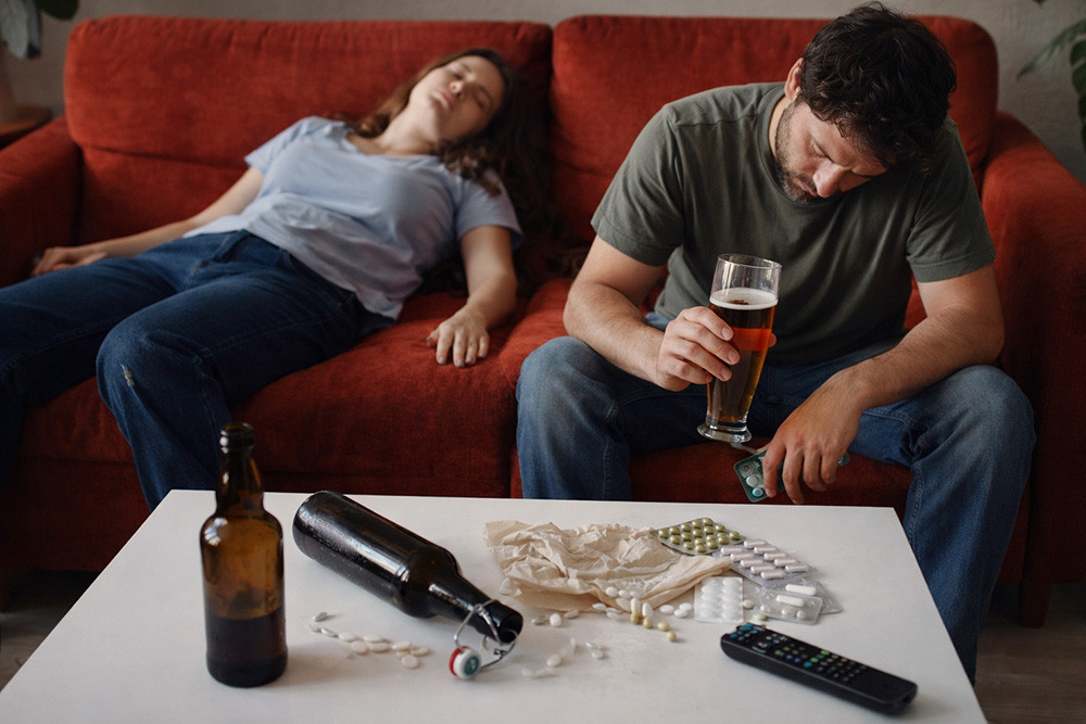 Алкоголь и снотворное: почему их нельзя смешивать и что делать